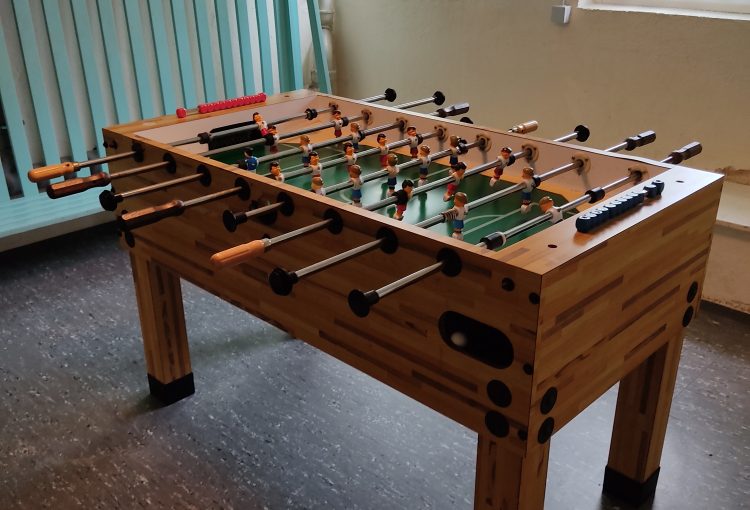 Fußball kicker im Kellerraum